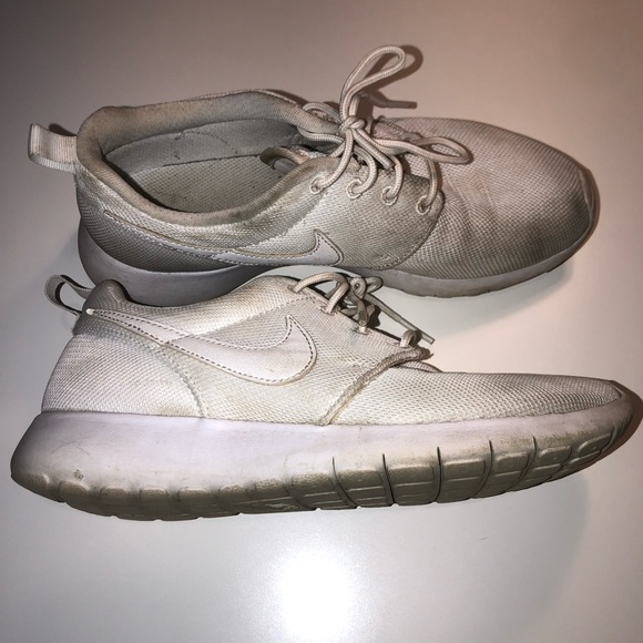 White Nike Roshe Size 7 - Picture 2 of 4